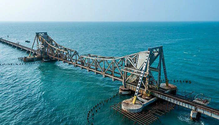 A train passing over the Annai Indira Gandhi Road Bridge in Rameshwaram (Rameswaram)