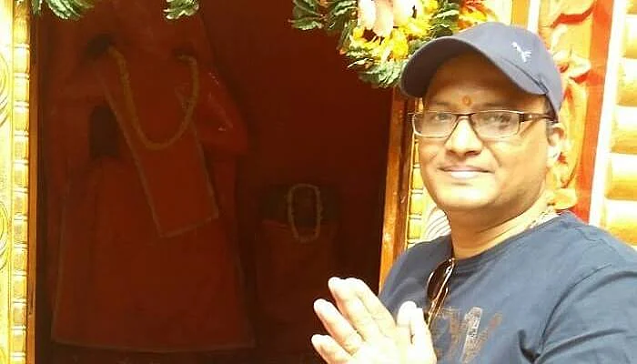 kuldeep manali honeymoon trip: kuldeep praying at temple